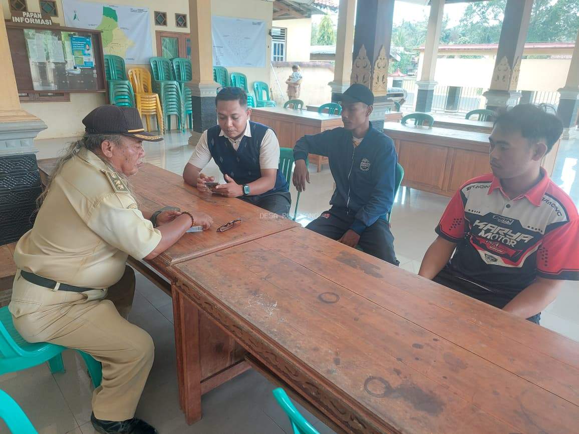 Koordinasi Karang Taruna Desa Rungkang bersama Kepala Desa Rungkang terkait kegiatan Halal Bihalal Cup 